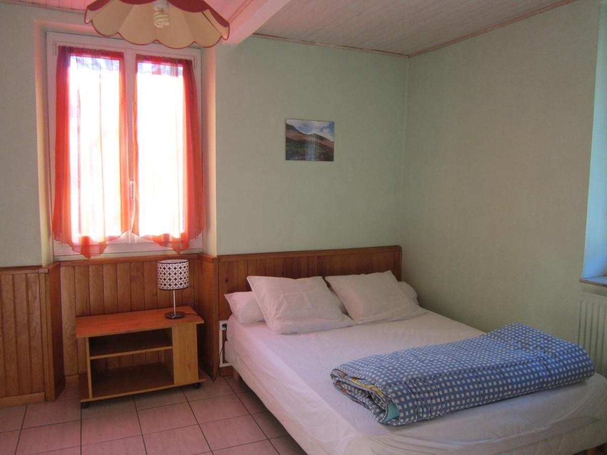 Savignac-les-Ormeaux Appartement Rdc Maison De Village מראה חיצוני תמונה
